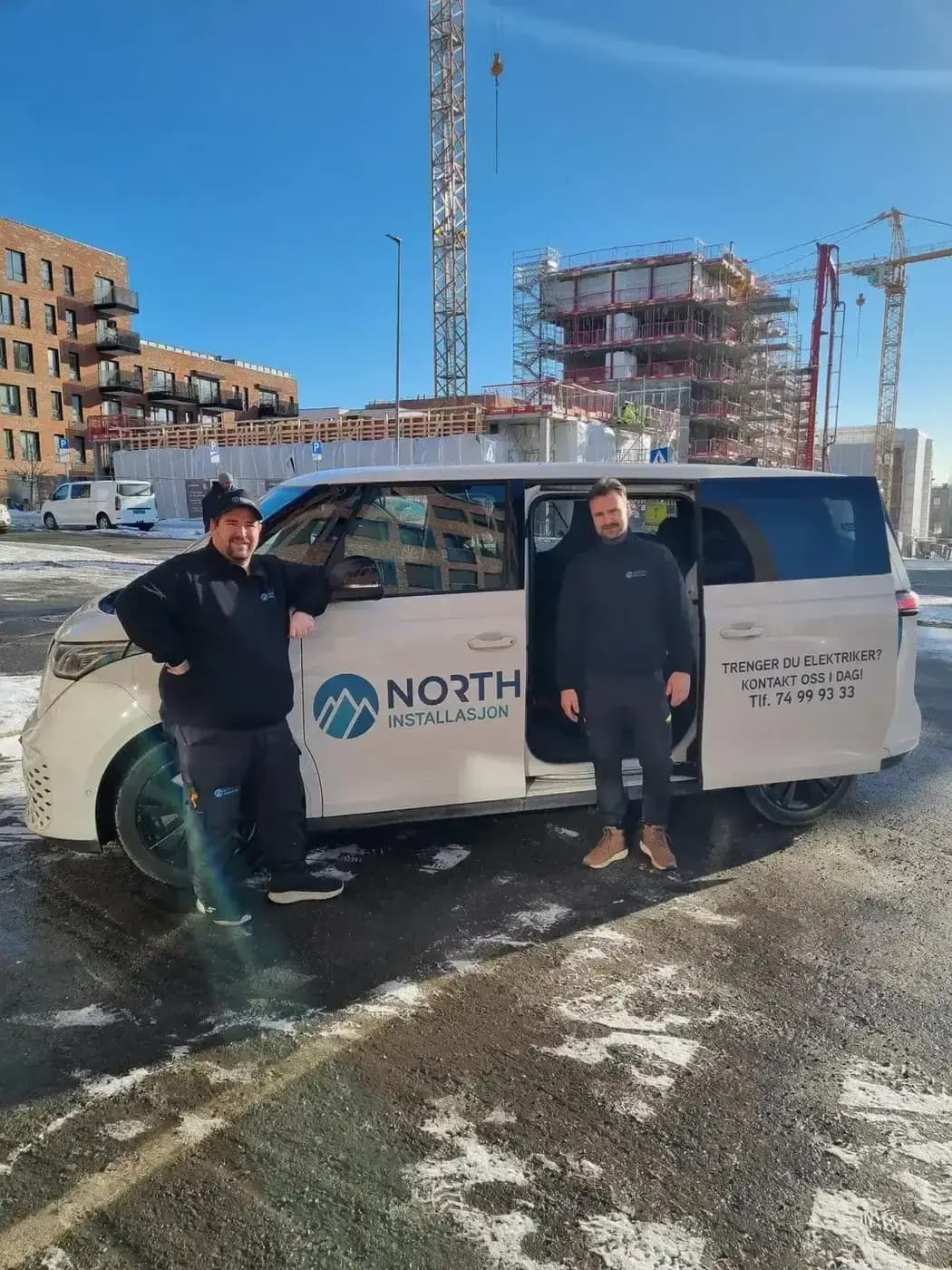 North Installasjon-teamet foran firmabilen på byggeplass