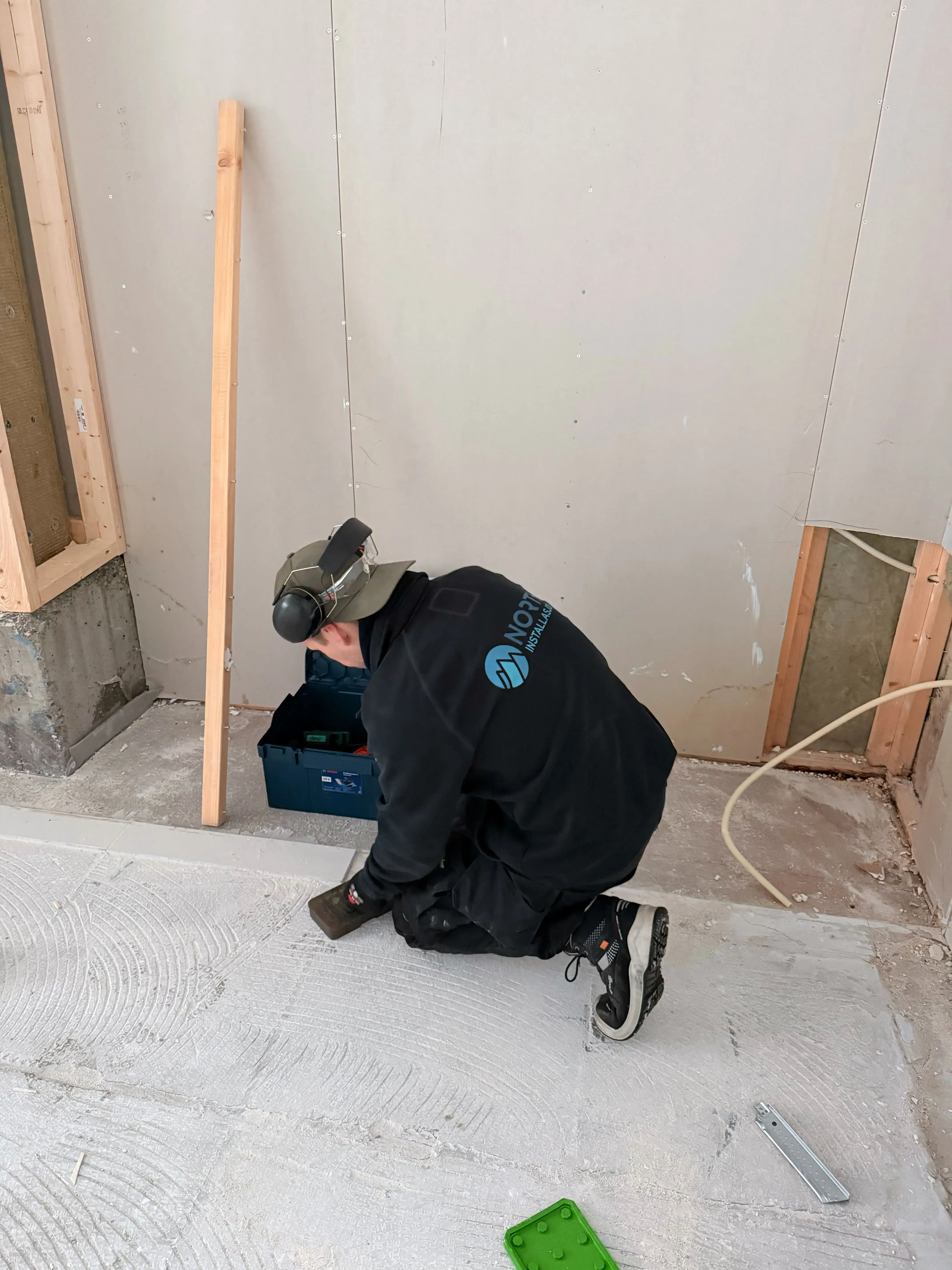 Elektriker fra North Installasjon arbeider med installasjon