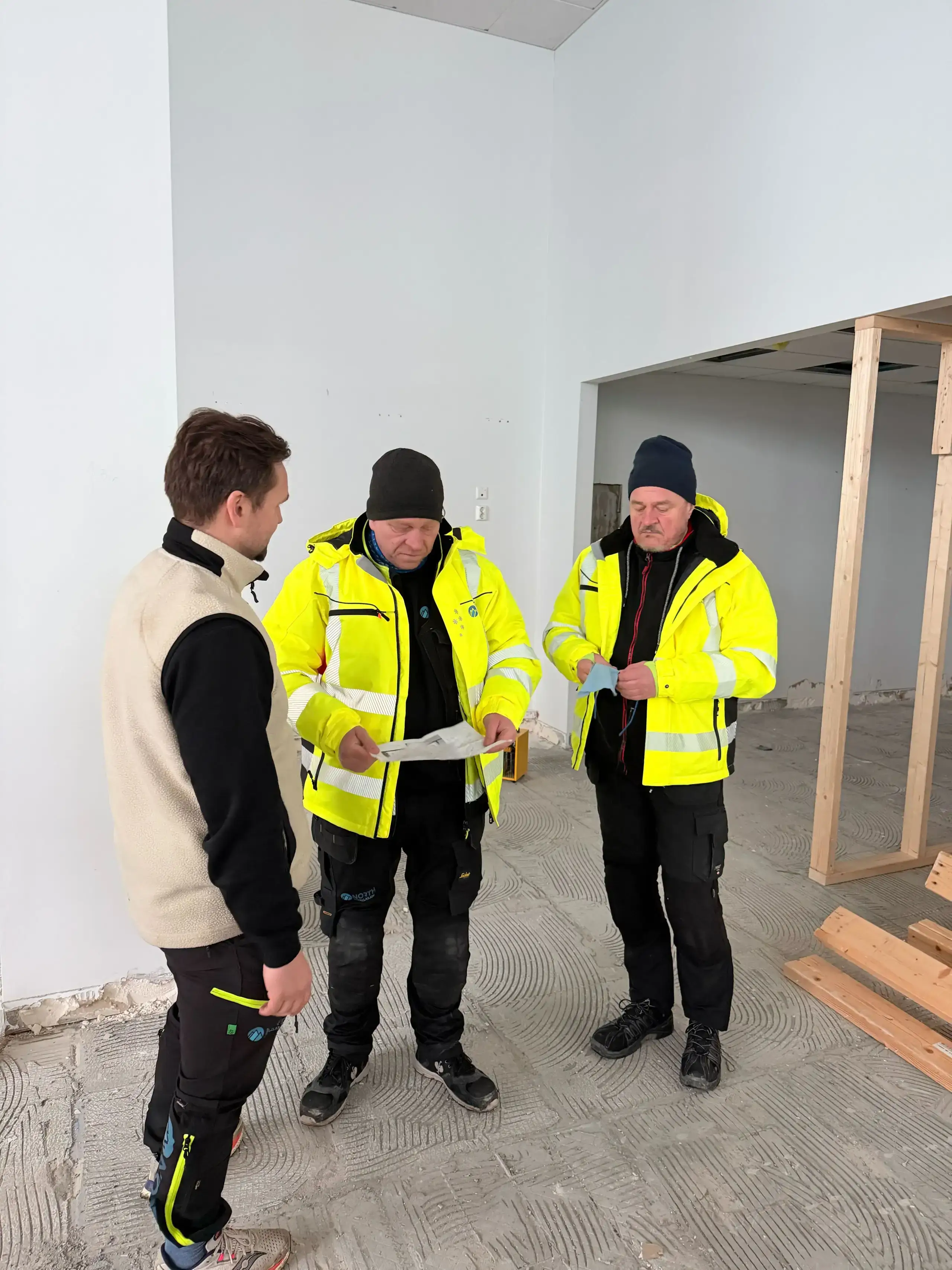 North Installasjon-teamet i faglig diskusjon på byggeplass