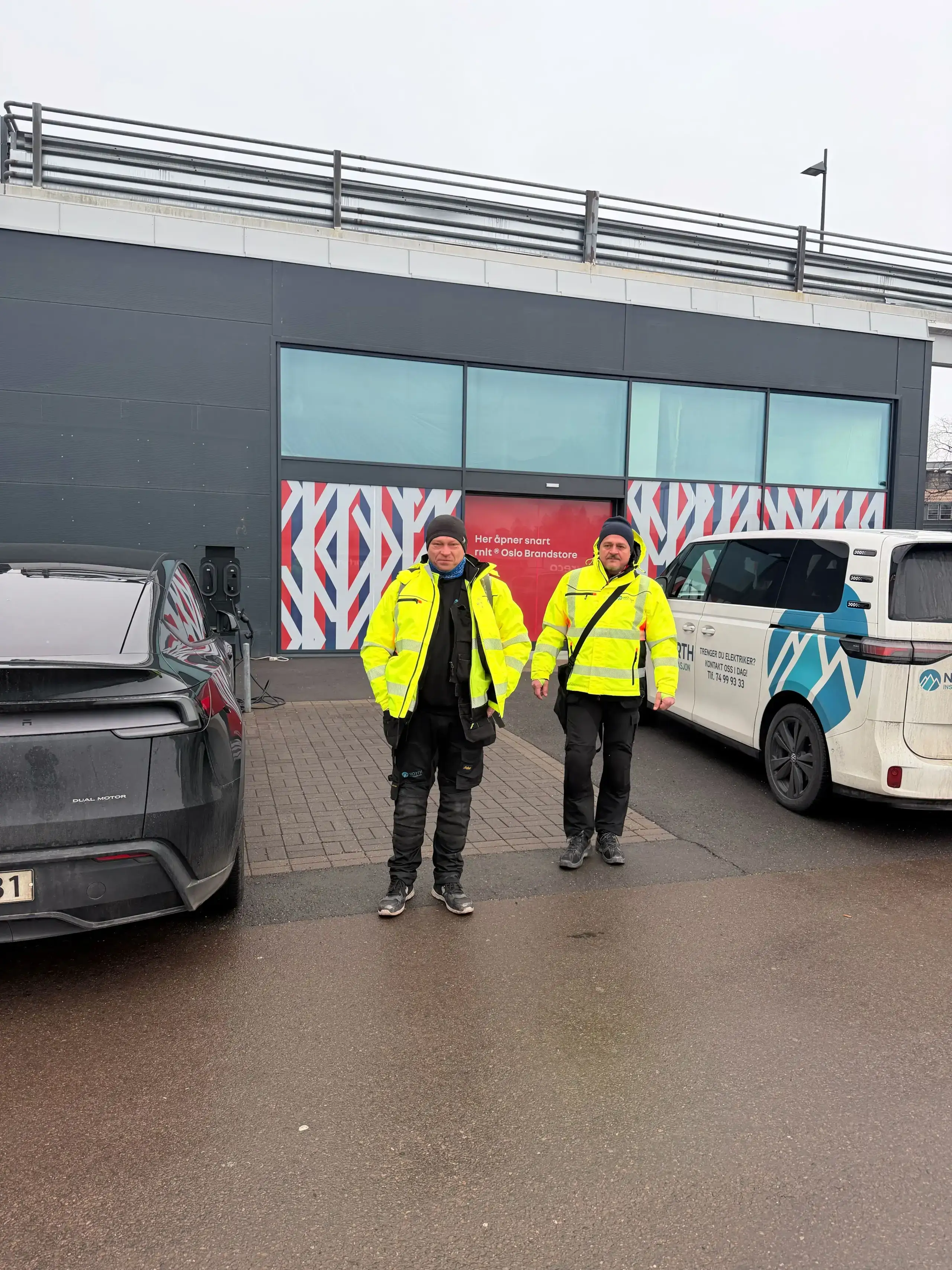 North Installasjon-elektrikere foran næringsbygg