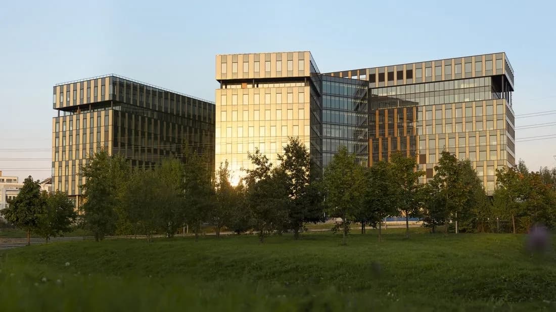 Moderne boligkompleks med belysning i Oslo-området